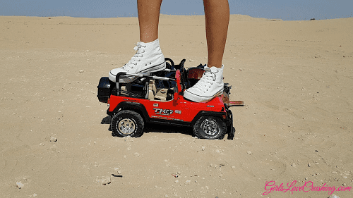 Anastasija 28 - Crushing expensive Jeep